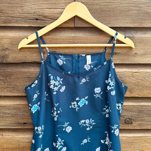 Vintage Fitted maxi floral silky dress - shoestring straps - made in Canada - 9 - Picture 3 of 6